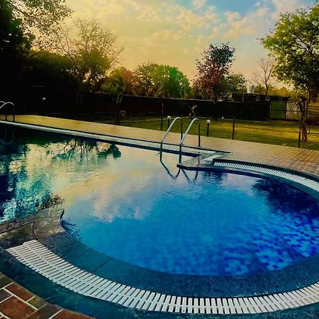 Hotel Jungle Palace Resort Umariā エクステリア 写真